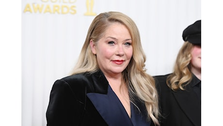 Christina Applegate e la diagnosi ribaltata: «Non ho la sclerosi multipla, ma i sintomi restano»