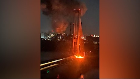 Kiev, droni russi sul Ponte Sud e su un palazzo: un morto
