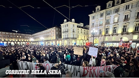 Torino, scontri durante il corteo: bottiglie contro la polizia e lacrimogeni
