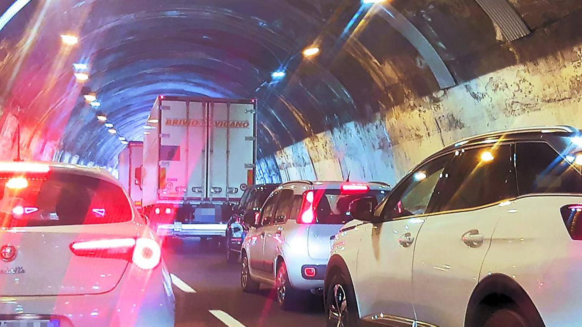 A10, tamponamento a catena con otto chilometri di coda