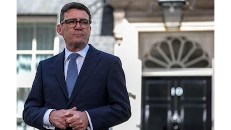 Andy Burnham, primo governo tra annunci e scivoloni: bus a 2 sterline e sfida al neoliberismo