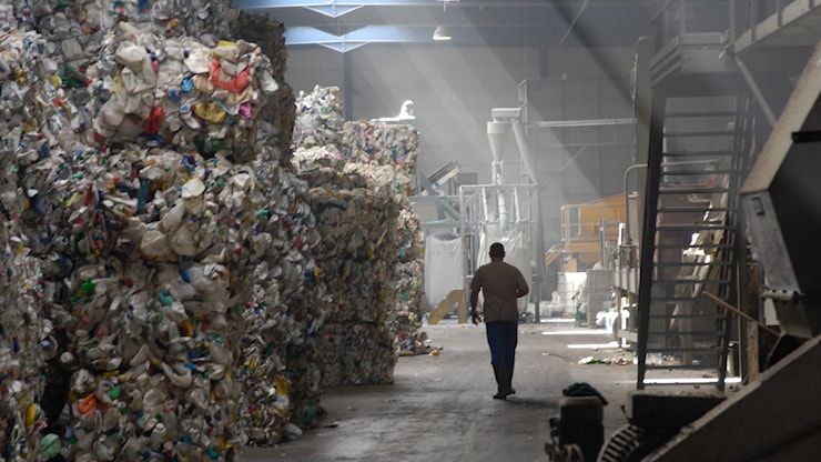 Crisi plastica, Anci e Utilitalia: Un quarto del materiale non ha mercato, serve tavolo permanente - Ricicla News