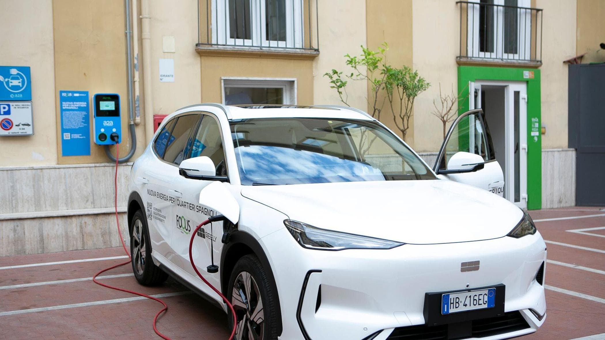Geely celebra un anno in Italia a Napoli e punta a crescere con la compatta E2. Le altre novità