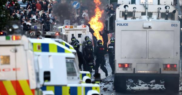 Cacciamoli col fuoco: non si placano la rabbia verso gli immigrati e i disordini a Belfast