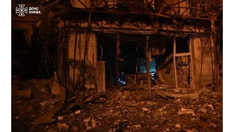 Kiev sotto attacco nella notte, 16 missili balistici e oltre 200 droni: un morto e otto feriti