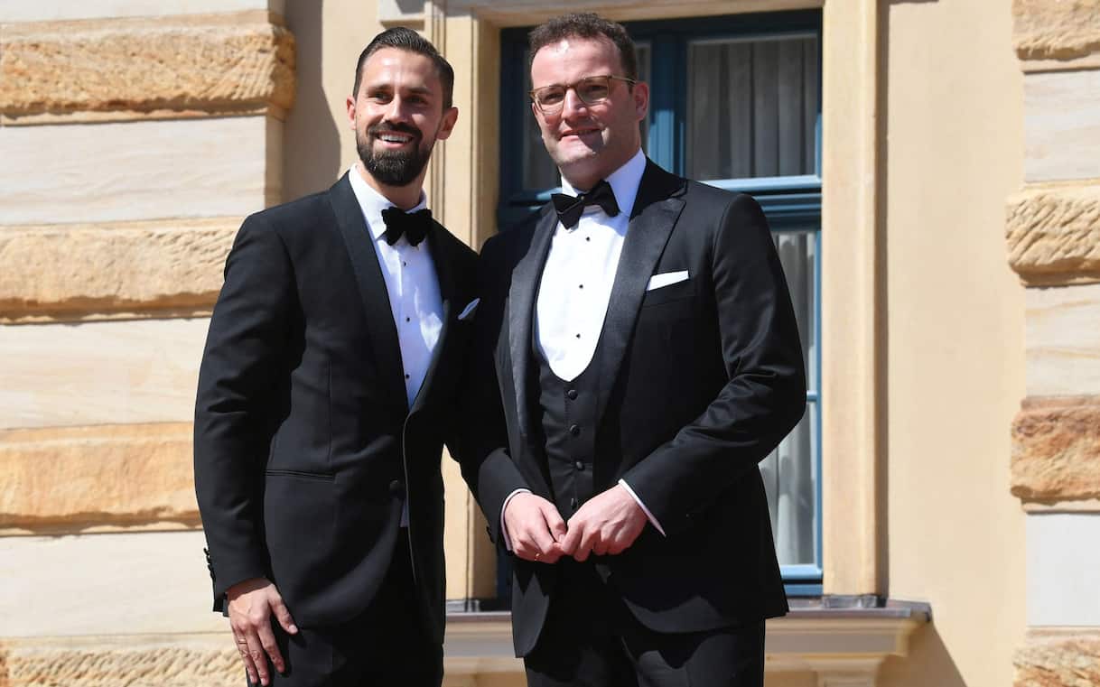 Germania, polemiche per maternità surrogata: il capogruppo Cdu Jens Spahn si è dimesso