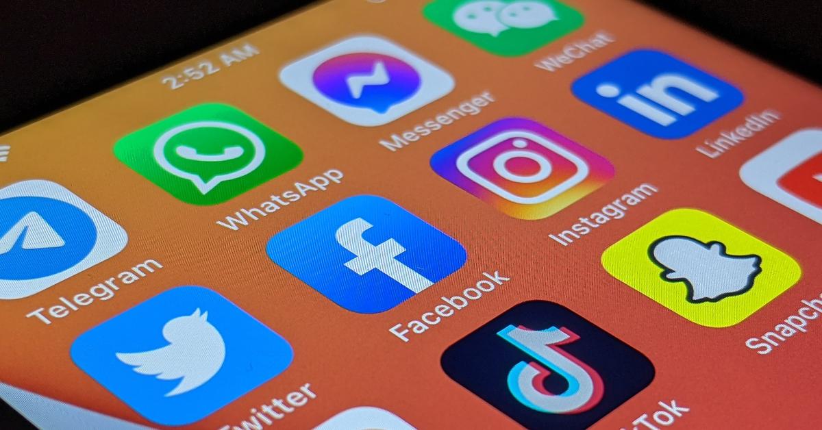 UK, stretta sui social per 16enni e 17enni: proposto coprifuoco digitale notturno per bloccarne accesso fino alle 6 di mattina