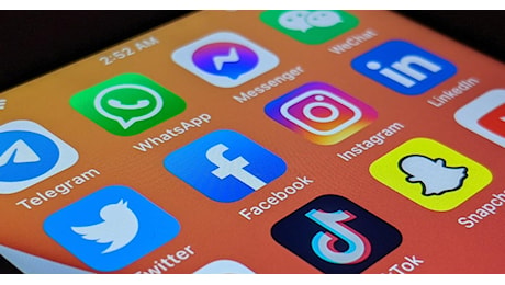 UK, stretta sui social per 16enni e 17enni: proposto coprifuoco digitale notturno per bloccarne accesso fino alle 6 di mattina