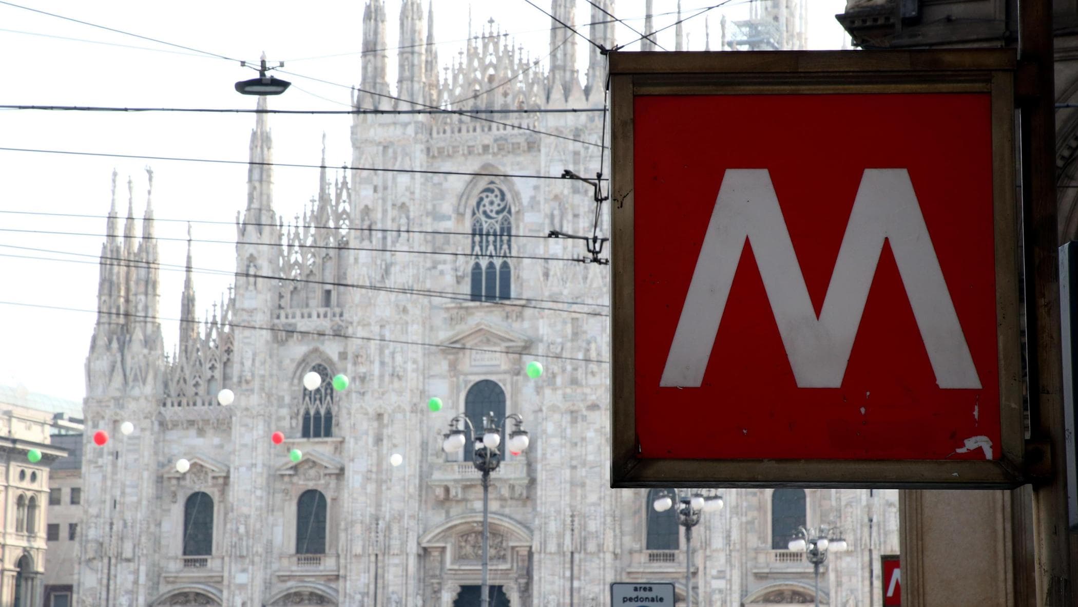 Milano, sfregia con un coltello una ragazza di 23 anni in Duomo: arrestato