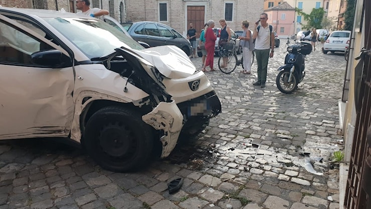 Caos e feriti al Borgo San Giuliano: auto fuori controllo travolge auto, pedoni e negozi - Altarimini