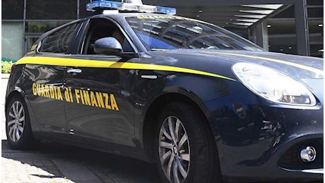Debiti col Fisco per 780mila euro ma in garage c'è una Ferrari: sequestrati Rolex e contanti a due fratelli del Verbano