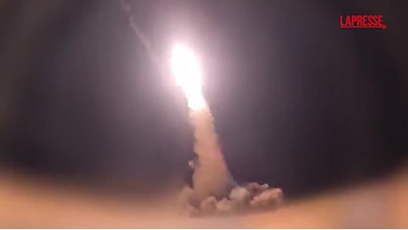 Raid e missili nello Stretto di Hormuz, l’Iran risponde agli attacchi Usa con immagini dei lanci
