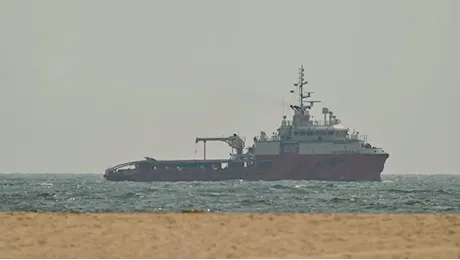 I Pasdaran colpiscono una nave a Hormuz: «Stretto chiuso». Pioggia di raid Usa in Iran, rappresaglia di Teheran sui paesi del Golfo