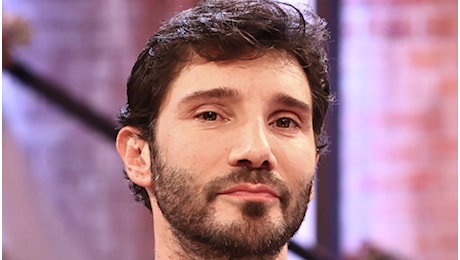 Affari Tuoi, De Martino prevede l’esito del gioco e il “Dottore” gli dà ragione: complimenti a Martina Miliddi