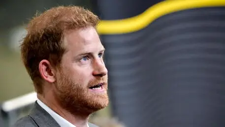 Prima sì, poi no: salta l’invito di Harry a Buckingham Palace, la pace con il re è già finita