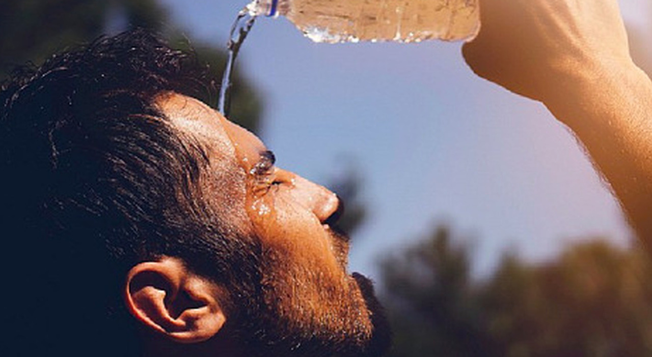 Caldo record: i rischi per la salute e come prevenirli. L'esperto: «Ecco le mosse fondamentali»