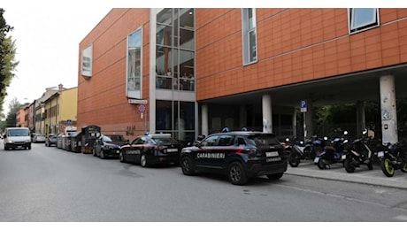 Ferrara, 20enne entra armato al liceo Ariosto e aggredisce un 15enne