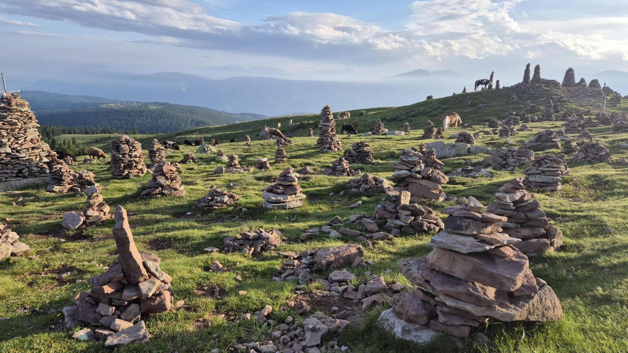 Allarme uomini di pietra, nei sentieri di montagna sono un meme. “Così è troppo: ambiente a rischio”