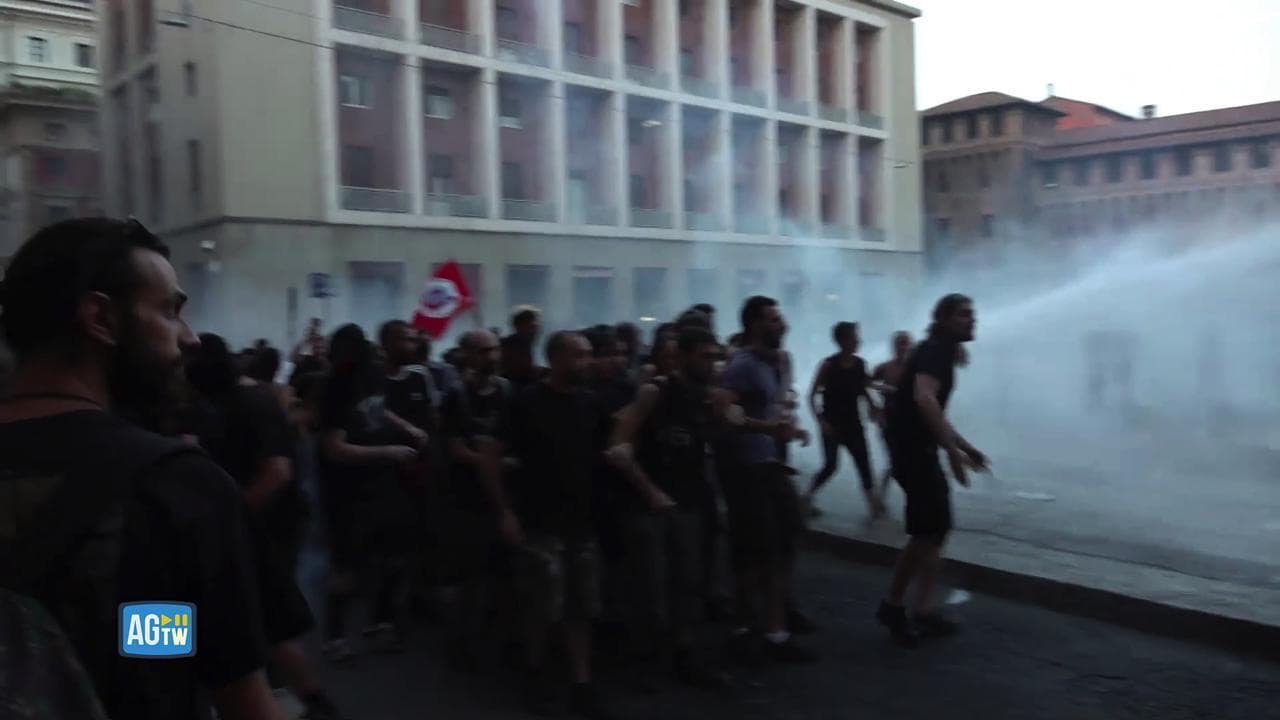 Bologna, scontri tra manifestanti e polizia dopo il presidio per Fakir