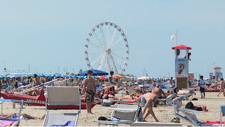 Rimini, turista tedesca denuncia stupro in spiaggia: fermato un 21enne, lui si proclama innocente