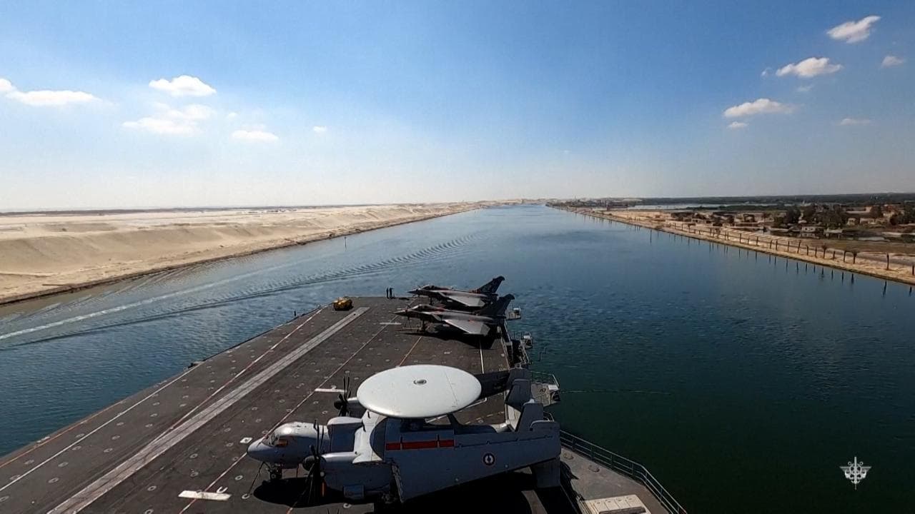 Iran, la portaerei francese De Gaulle attraversa il canale di Suez verso il Mar Rosso: il timelapse
