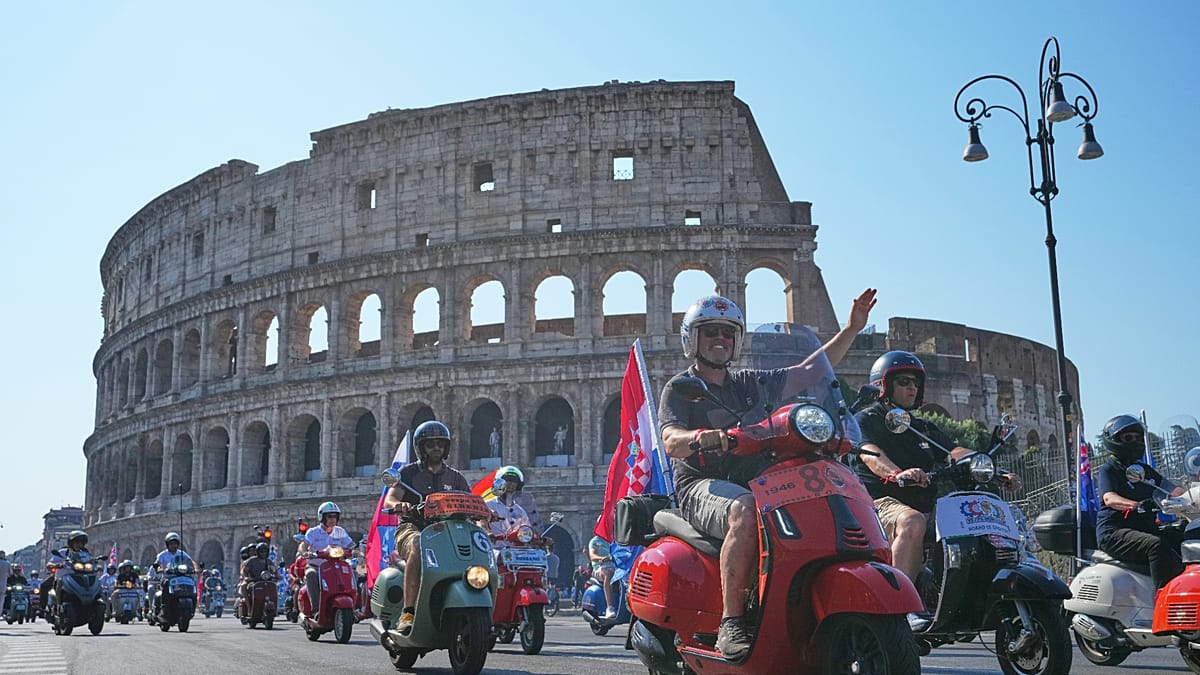 A Roma si celebrano gli 80 anni della Vespa
