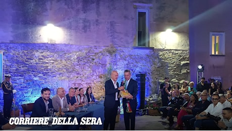Claudio Bisio riceve la cittadinanza onoraria di Castellabate e celebra il Cilento