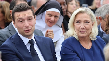 Papa Leone XIV tra Parigi e Lourdes: la folla sugli Champs-Élysées e la preghiera alla Grotta