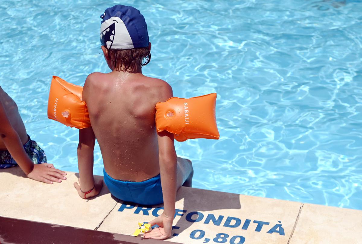 Bimbo di 6 anni muore dopo il bagno in piscina a Monterotondo, la tragedia in un centro estivo