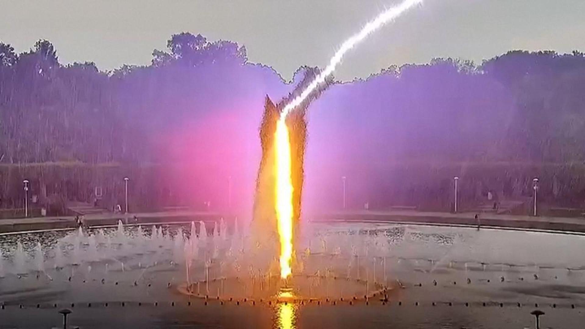 Paura in Polonia: fulmine colpisce fontana del sito Unesco mentre i bambini giocano a pochi metri – Il VIDEO