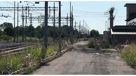 Operaio travolto da un treno mentre lavora sui binari a San Giorgio di Nogaro: 43enne morto sul colpo