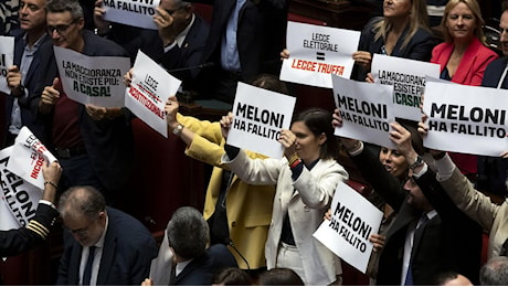 Legge elettorale, le opposizioni espongono cartelli contro il governo: Meloni hai fallito