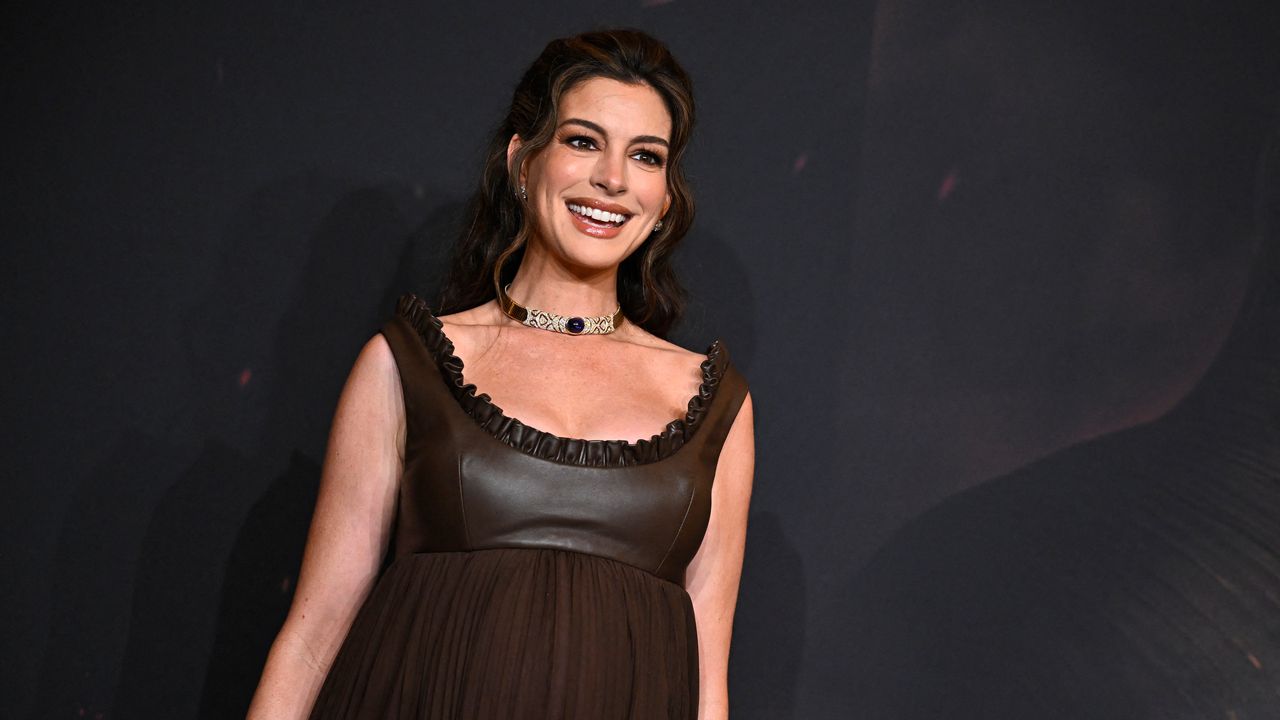 Anne Hathaway incinta è Penelope, Zendaya e Tom Holland marito e moglie sul red carpet, Lupita Nyong'o risponde a Musk: la première a Parigi di The Odyssey di Nolan
