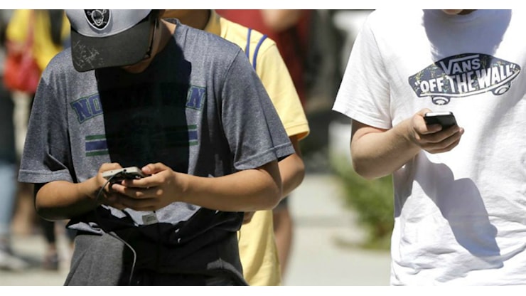 “Nuoce gravemente alla salute”: un avviso sugli smartphone per tutelare bambini e adolescenti - Il Fatto Quotidiano