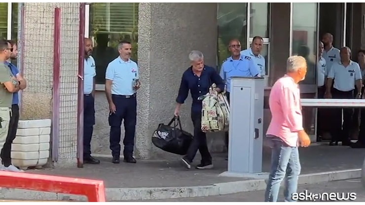 Alemanno esce dal carcere di Rebibbia: applausi e abbracci VIDEO - Il Gazzettino