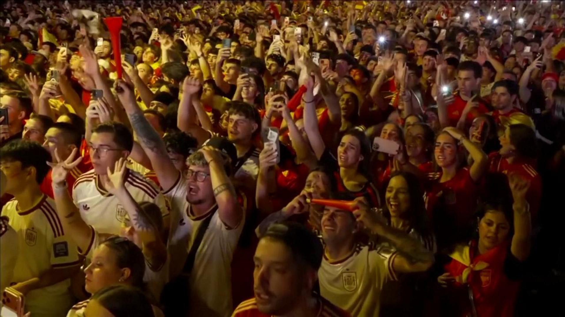 Il conto alla rovescia, poi il delirio: il boato di Madrid per la Spagna campione