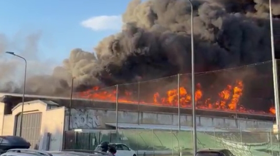 Fiamme altissime in Bovisa a Milano: così l'incendio al deposito in via Don Minzoni