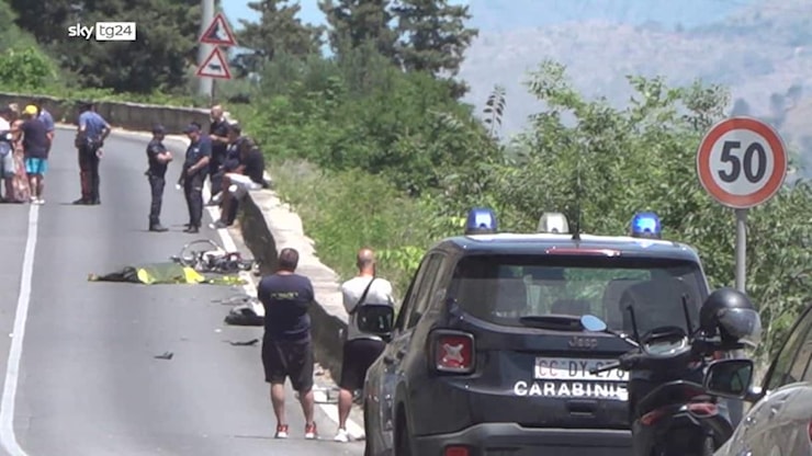 Auto travolge ciclisti nel Palermitano, morta donna - Sky TG24