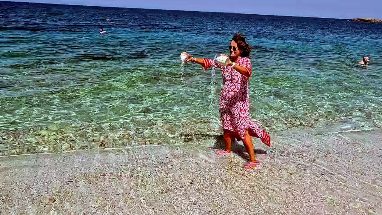 Silvia Ferrari restituisce alla spiaggia di Is Arutas 40 chili di sabbia presi negli anni Settanta