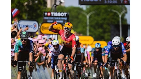 Ciclismo, Tour, Waerenskjold trionfa in volata a Nevers