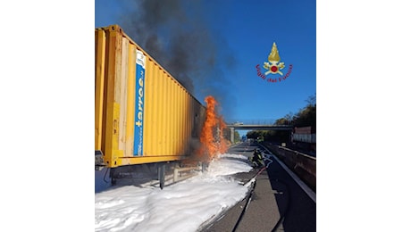 Camion in fiamme sull’A1, chiuso tratto verso Firenze