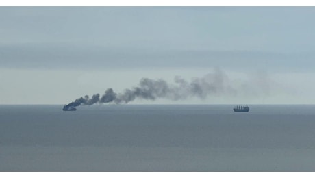 Nave in fiamme al largo di Odessa, Kiev: colpita un'imbarcazione civile