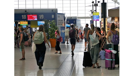 Aeroporto di Cagliari Elmas, domenica di caos tra ritardi e voli dirottati: disagi per centinaia di passeggeri