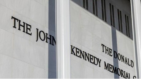 Trump deve togliere il suo nome dal Kennedy Center: il giudice ne ordina la rimozione