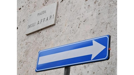Piazza Affari chiude in rosso ma regge meglio delle altre Borse europee: tonfo Stellantis, corsa Eni e Saipem
