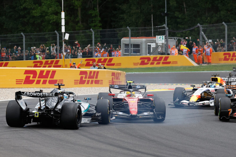 Hamilton penalizzato, Leclerc no: decisioni al limite in entrambi gli episodi