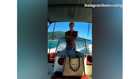 Belen Rodriguez in topless a Corfù: il video in barca scatena il web