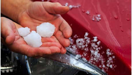 Allerta meteo in Nord Italia, come proteggere la tua auto da grandine di 8 centimetri