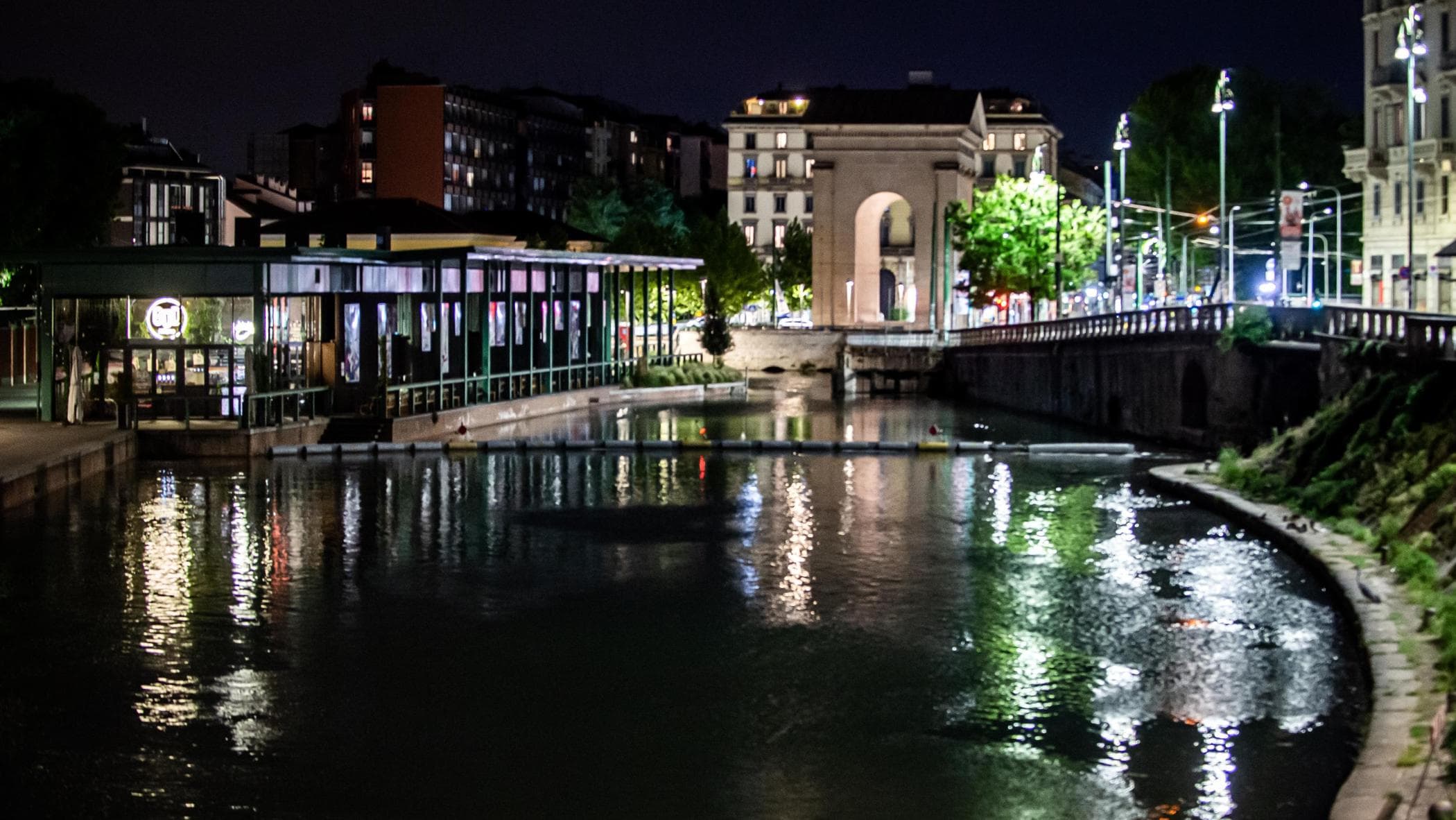 Scontro tra auto e scooter vicino alla Darsena, morta ragazza di 23 anni per una precedenza mancata