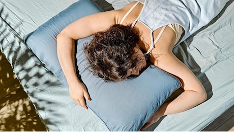 Dormire 80 minuti in meno a notte fa aumentare di peso: lo studio sul legame tra poco sonno e obesità